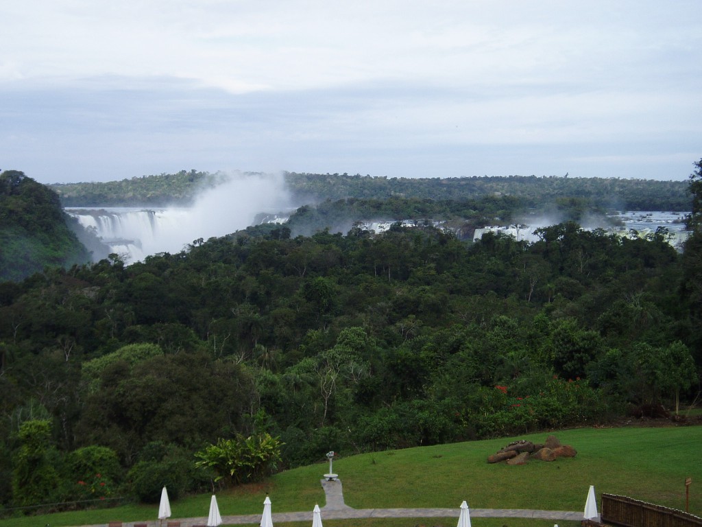 The river mouth is huge, supplying over 500 waterfalls.